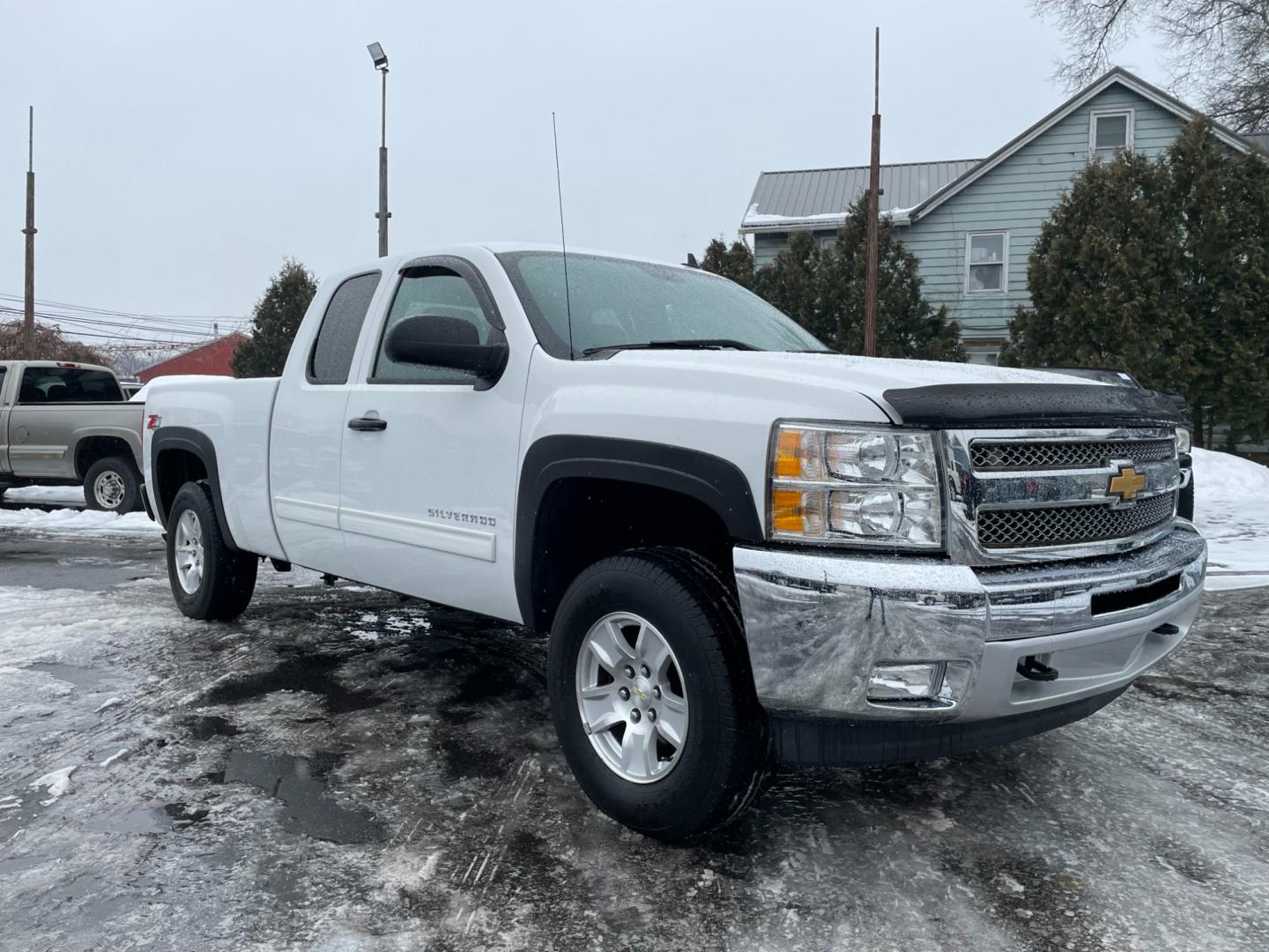 2012 White /black Chevrolet Silverado 1500 LT Ext. Cab Long Box 4WD (1GCRKSE7XCZ) with an 5.3L V8 OHV 16V FFV engine, 6-Speed Automatic transmission, located at 101 N. Main Street, Muncy, PA, 17756, (570) 546-5462, 41.207691, -76.785942 - Photo#1